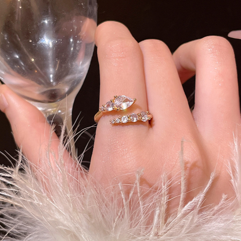 Sophisticated ring with zircon