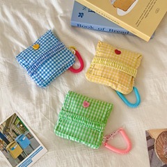 新商品の小さい方のカバンは携帯しています。