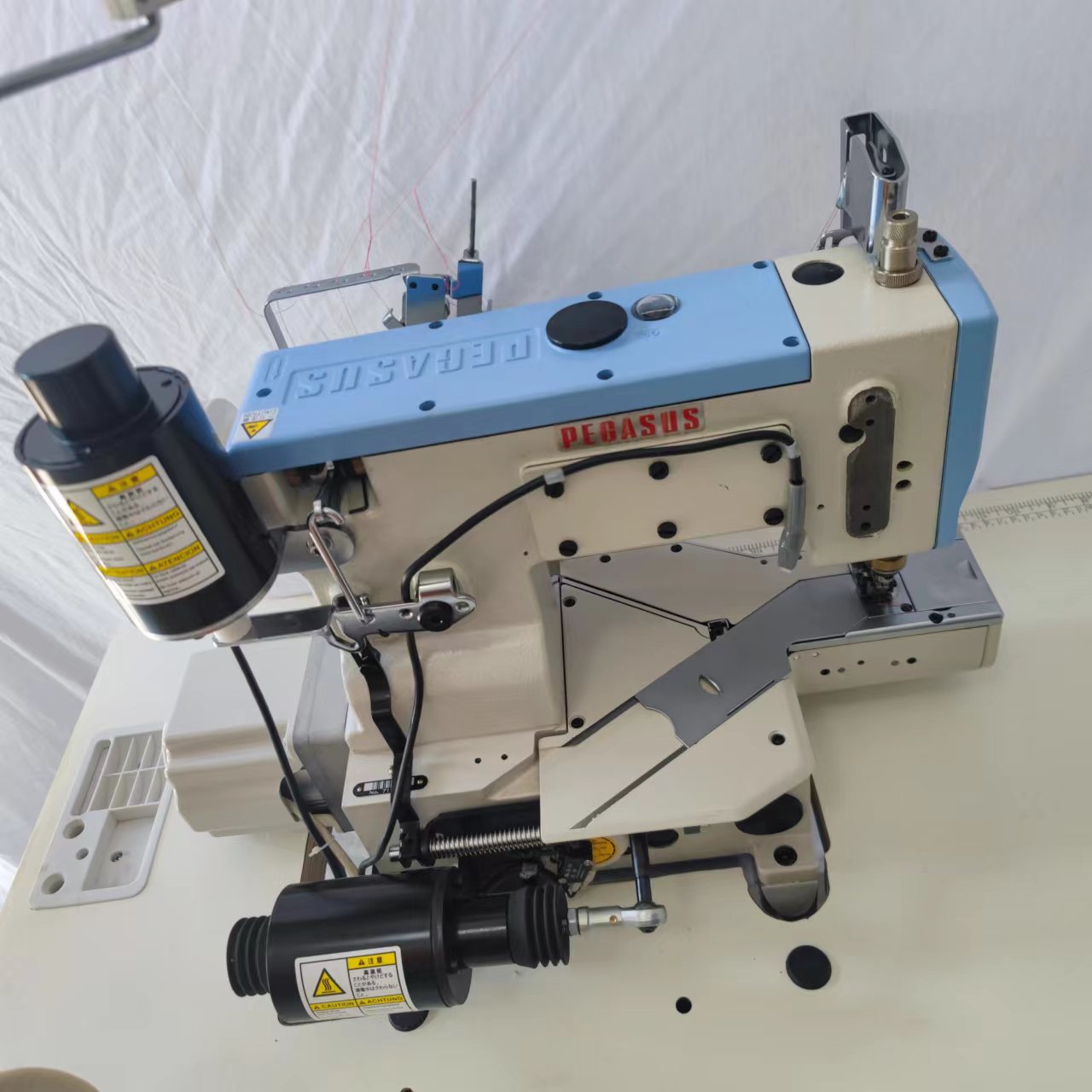 PEGASUS W662PCH máquina de coser de cabeza cuadrada pequeña máquina de coser automática de tres agujas máquina de coser de cinco hilos