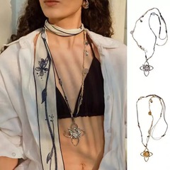 女性用の枝の影の中空フラワーペンダントネックレス、軽くて豪華なニッチデザイン、ハイエンドのシンプルなロング編み込みロープセーターチェーン