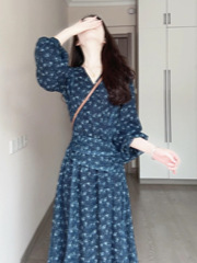 法式气质感蓝色v领碎花连衣裙子女秋2025新款小个子收腰长裙