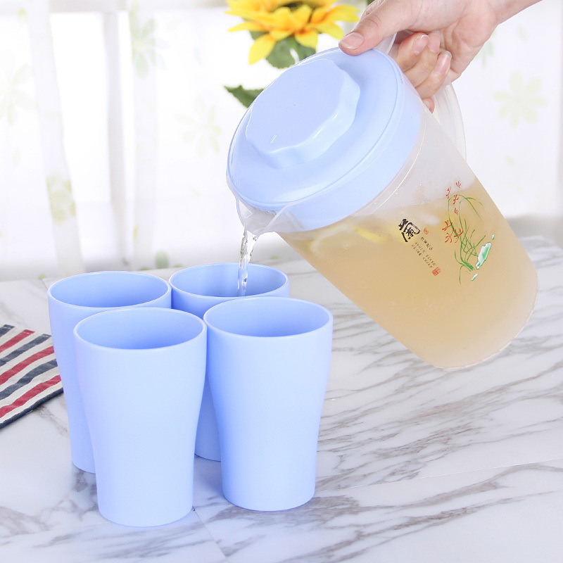 파란색 냄비와 컵 4개