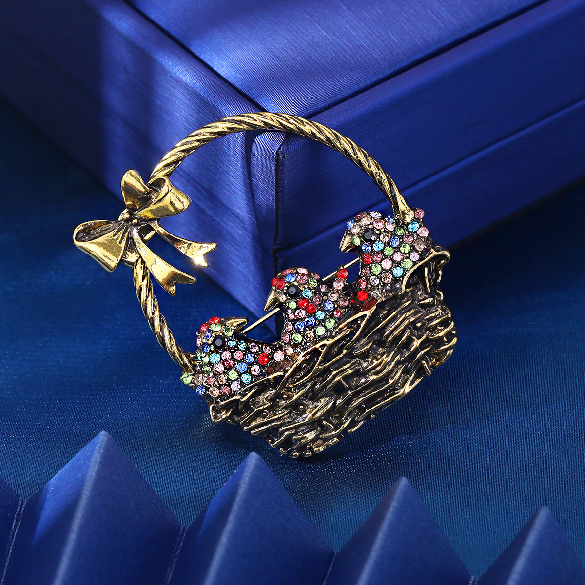 New Stylish and Exquisite Alloy Enamel Flower Basket Brooch, Versatile for Women's Suits and Cardigans, Accessory Pin