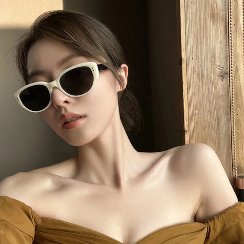 White Retro Cat-Eye Sunglasses on Instagram: Chic European & American Y2K Style, Cool Girly Design—Perfect for Sun Protection and Trendy Women with Small Faces