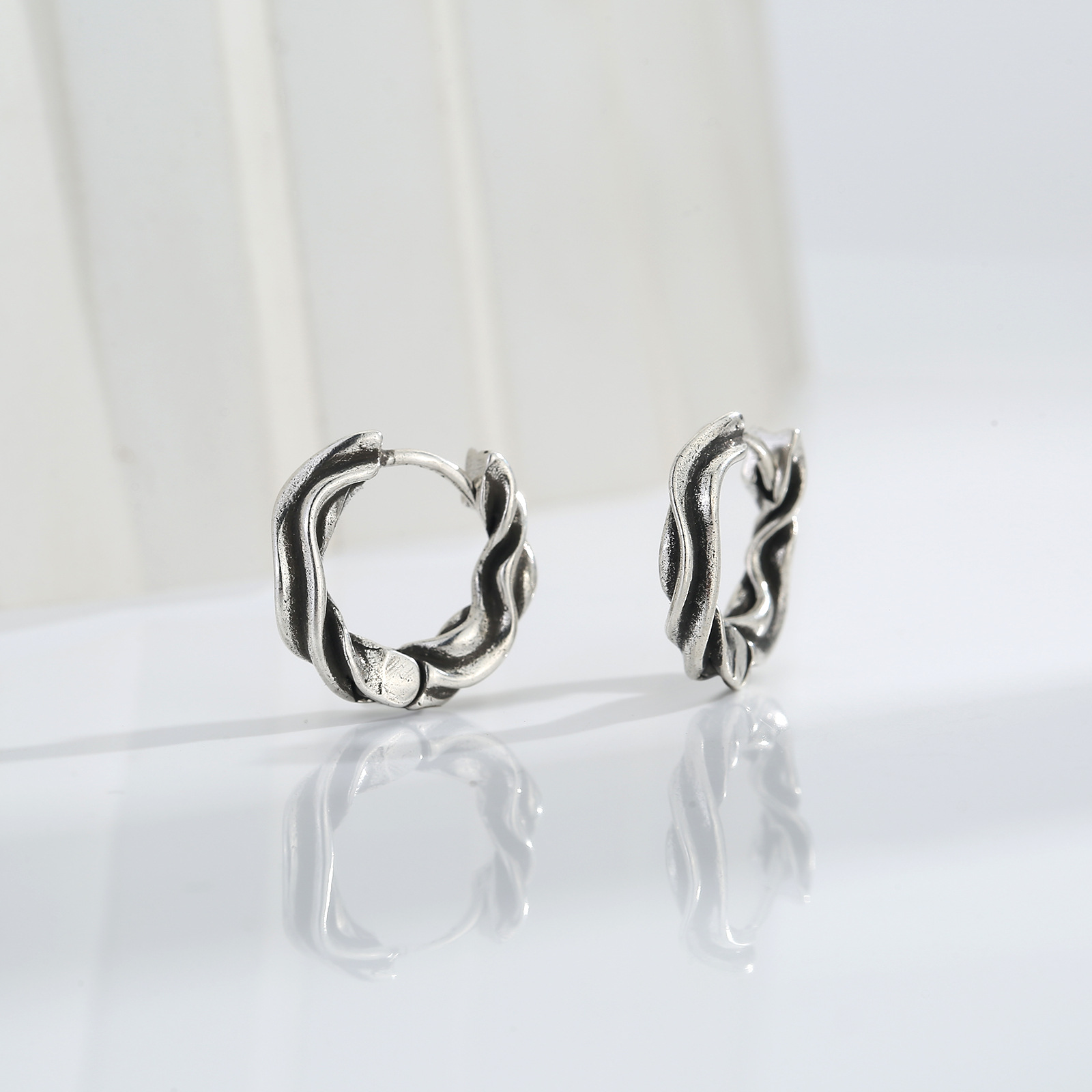 Silver Plated Mobius Hoop Earrings Vintage Design For Unisex_voghion.com