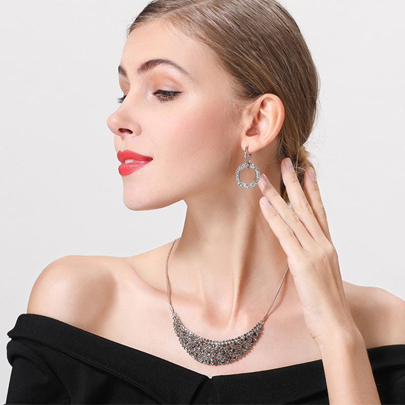 8g Weight Artificial Gemstones Inlay Material Earrings Classification Housewarming, Anniversary, Business, Wedding, Travel, Birthday, Festival Occasion Alloy Material Geometric Pattern Women'S Gender Diamond Design Fashion Style Silver Color Fashion Geometric Diamond Alloy Artificial Gemstones Earrings 无