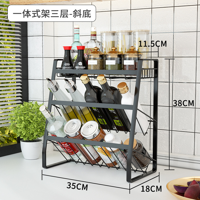 경사진 바닥이 있는 검은색 양념 선반