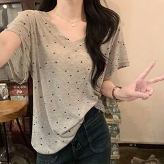 2025年夏新作水玉VネックTシャツレディースノンボールショルダー半袖レイジースタイルボトムシャツゆったりスリムトップ