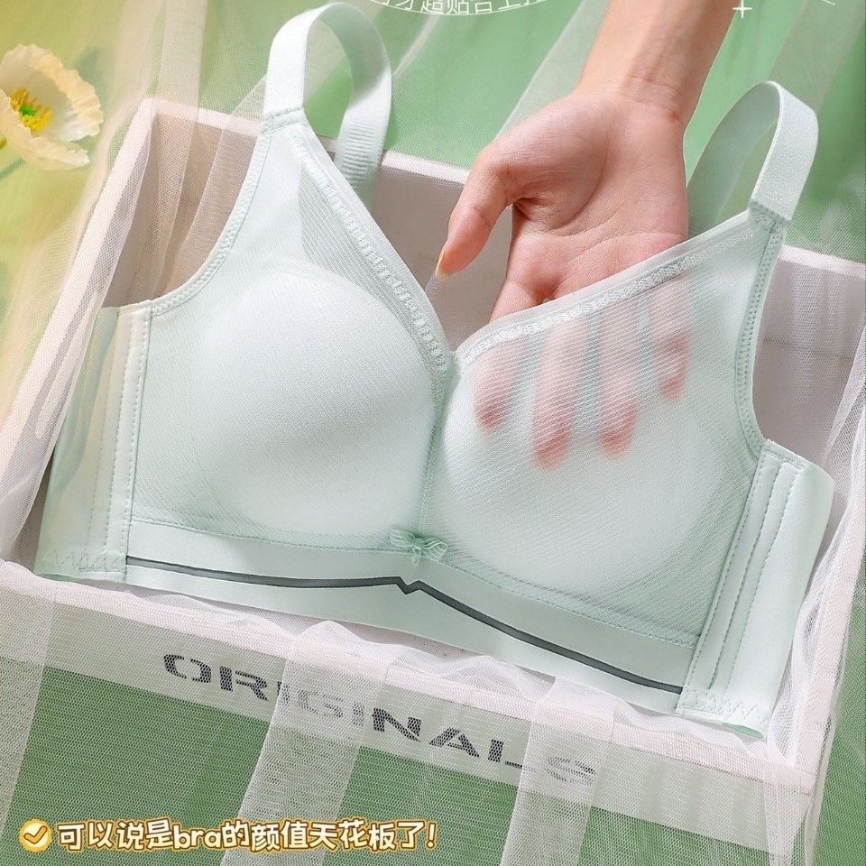 Wireless, medium-thickness, push-up bra that gathers and supports the breasts, prevents sagging, and features a smooth, adjustable, and soft design