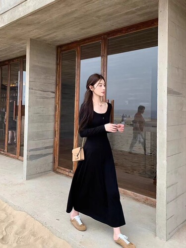 Elegant French-style black long-sleeve dress for women—early autumn, Hepburn-inspired, flowy silhouette, slimming fit, perfect as a versatile A-line base layer.