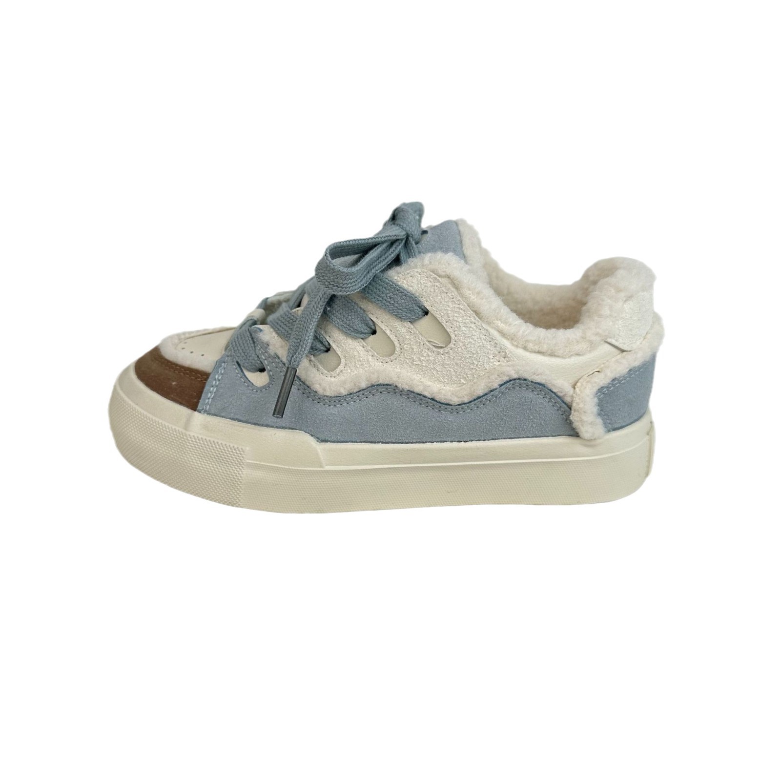 Invierno calentamiento skate para estudiantes de baja altura zapatos de algodón versátiles 2025 nuevo estilo coreano nicho zapatos de lona de lana