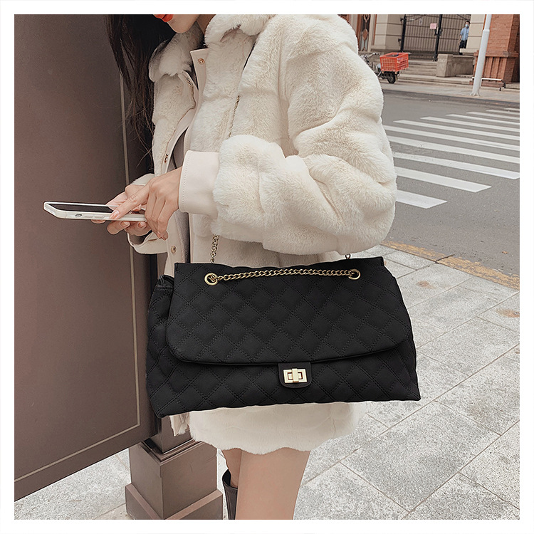 The new diamond-shaped chain bag for women is a trendy and fashionable matte single-shoulder armpit bag for commuting. The large-capacity crossbody bag is a cross-border trend undefined