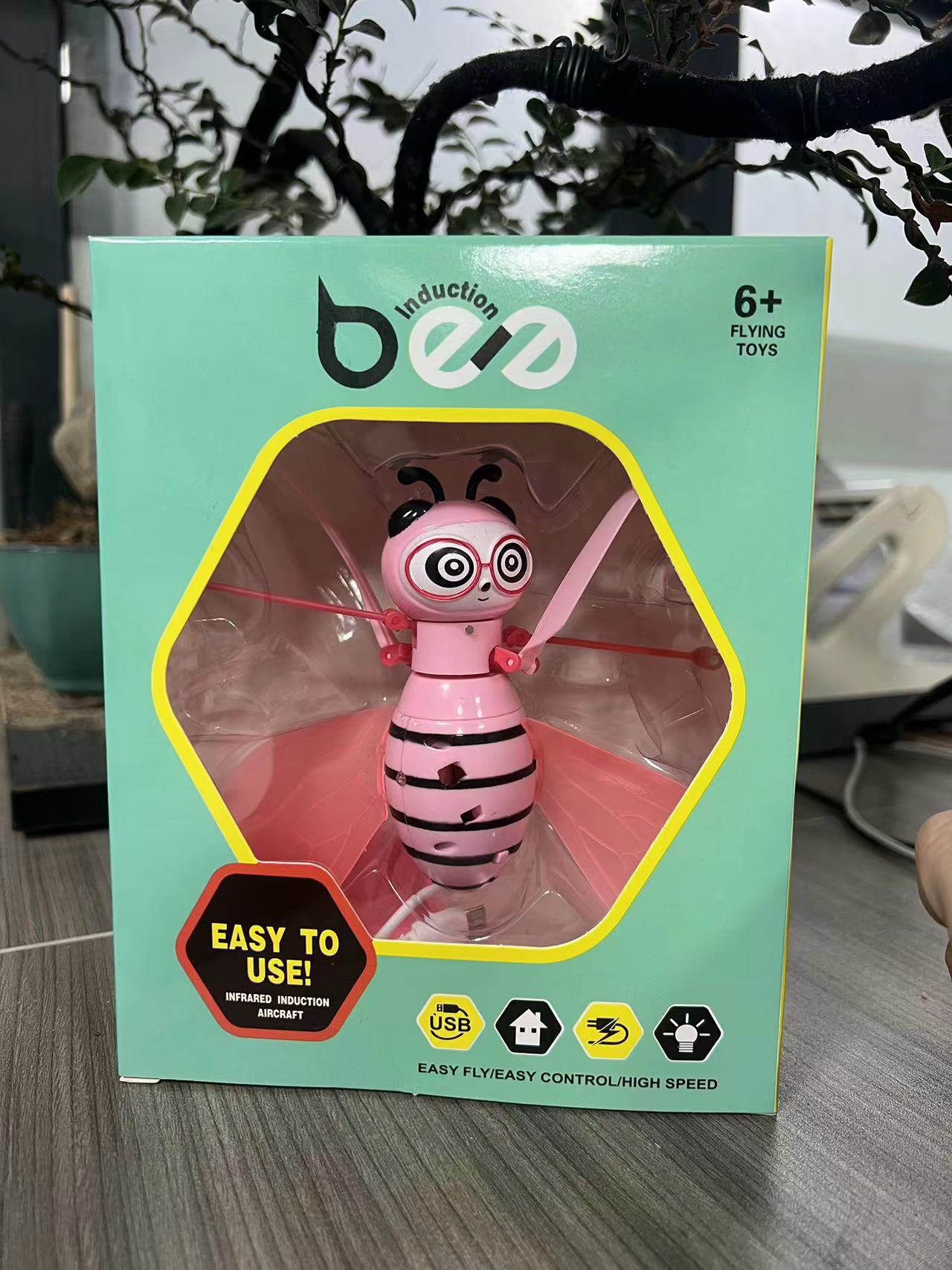 Avión de Inducción con Forma de Abeja de Plástico con Control Remoto para Niños