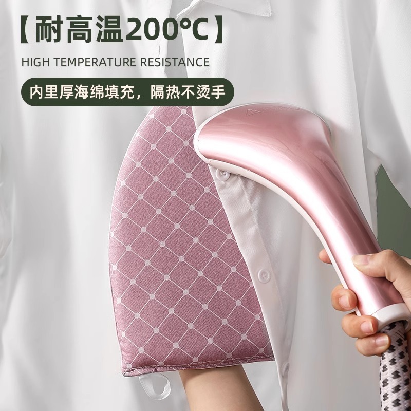 ミニアイロン板を持ってアイロンをかけます。アイロンは服にアイロンをかけます。|undefined