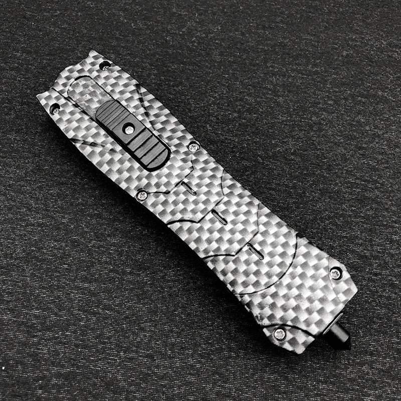 로고가 있는 탄소 섬유 나비