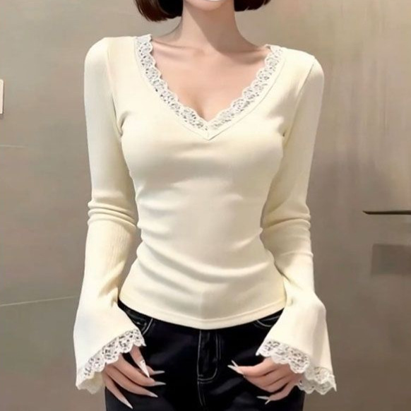 Bell-sleeve lace V-neck thermal base shirt for women, new autumn and winter short top, slim-fit warm T-shirt for trendy girls Bell-sleeve lace V-neck thermal base shirt for women, new autumn and winter short top, slim-fit warm T-shirt for trendy girls