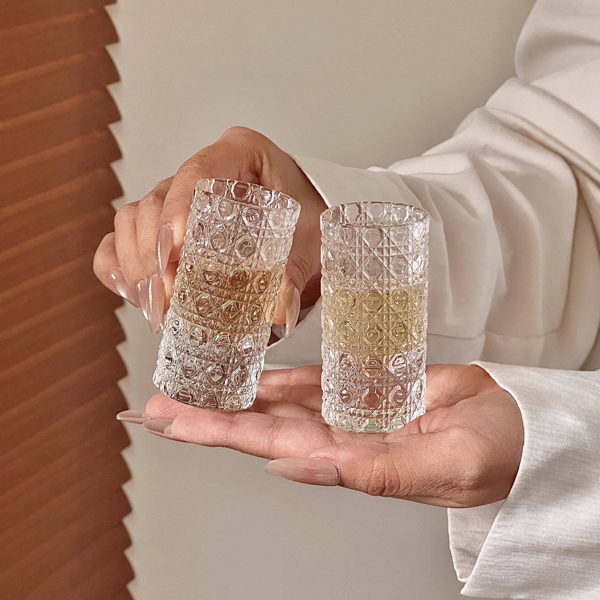 Nuevo ligeramente lujoso relieve de vidrio grueso taza de vino blanco taza de vino pequeño hogar un sorbo de taza de licor con patrón de gemas