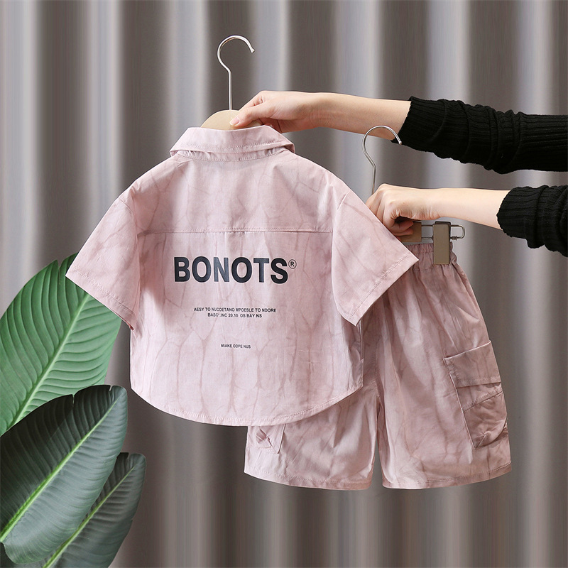 7145 Traje de verano para niños 2025 Nuevo estilo para niños Camisa coreana de herramientas de manga corta Traje de dos piezas de la calle frita de verano para bebés