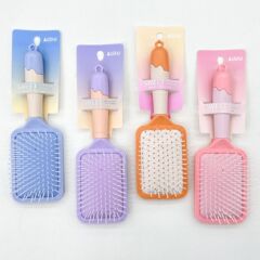 新商品のキャンディー色のクッションマッサージ櫛の半円の頭がふわふわしています。