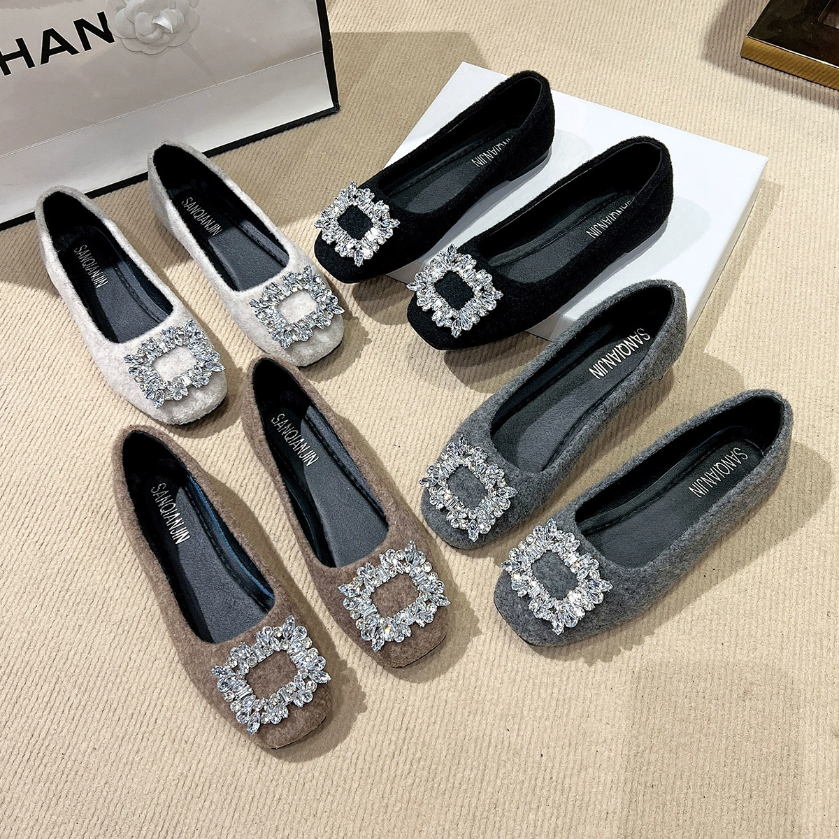Меховая обувь серая одиночная обувь женская обувь французская стразы осень-зима 2025 квадратная голова плюс бархат новые туфли на каблуках
