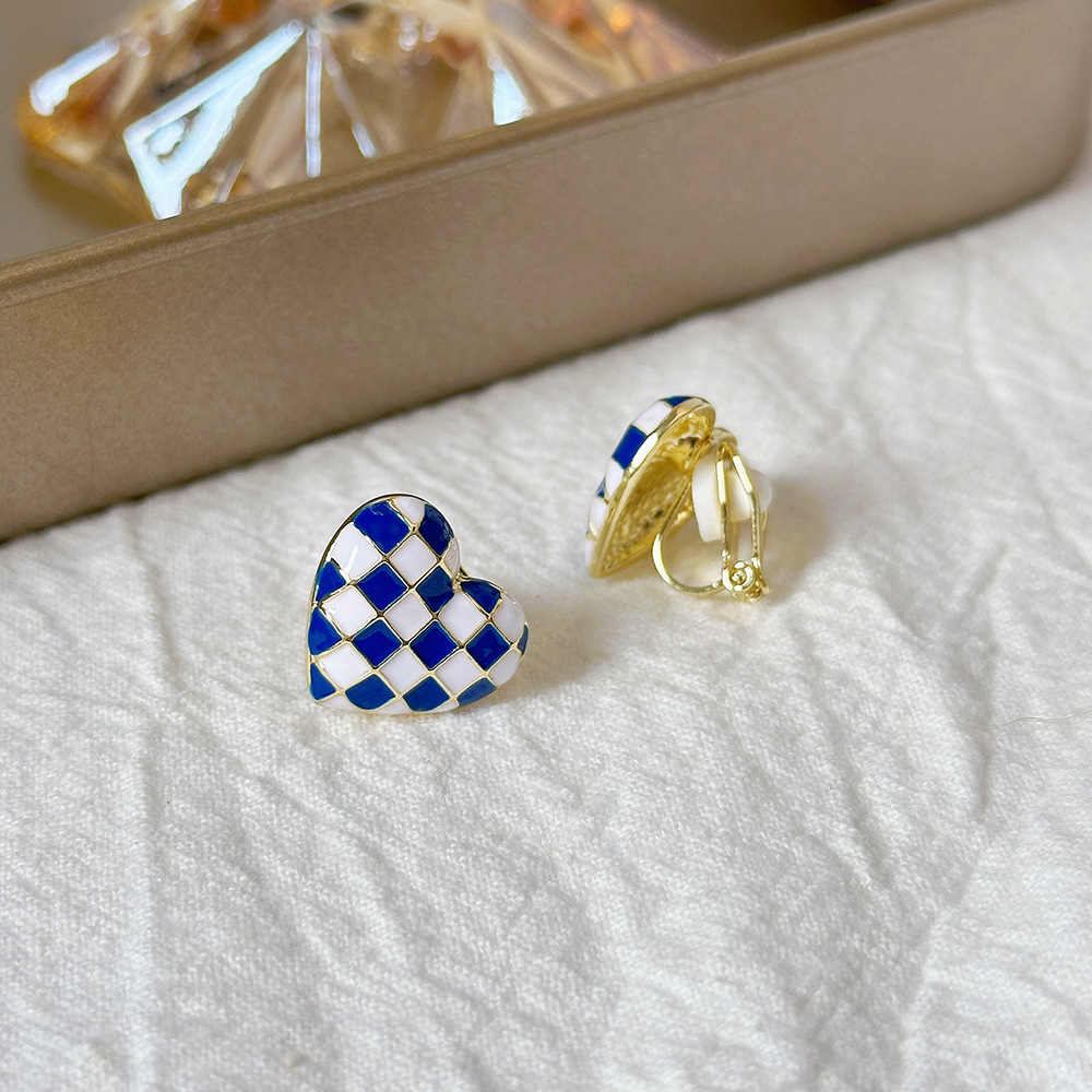 Versión coreana del temperamento de camelia, sin orejas perforadas, pinza para la oreja, flor de perla, tablero de ajedrez, pinza para la oreja triangular con diamantes, pendientes de nicho para mujeres