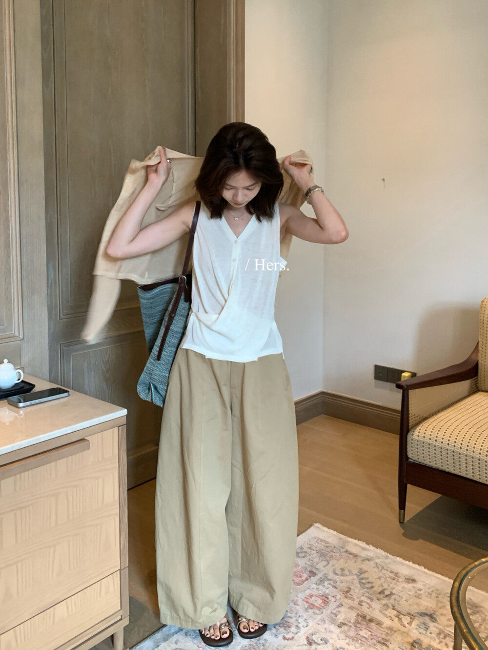 Áo len cổ lọ nữ V-line xếp chéo tay không — màu đen, màu trắng, yến mạch chi tiết 16