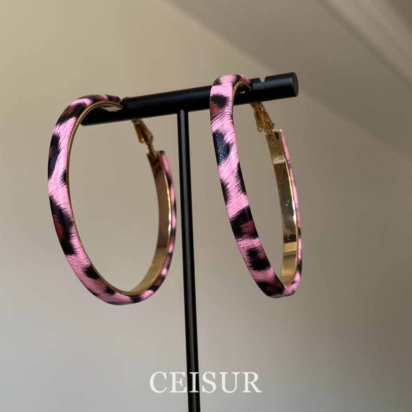 韩系博主同款粉色豹纹耳环2025秋冬新款复古高级成熟欧美风吊坠