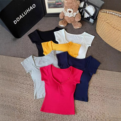 女性用Vネック半袖Tシャツ2025夏スリムフィットインナーデザインホットガールシンプルスリムショート万能トップトレンディ