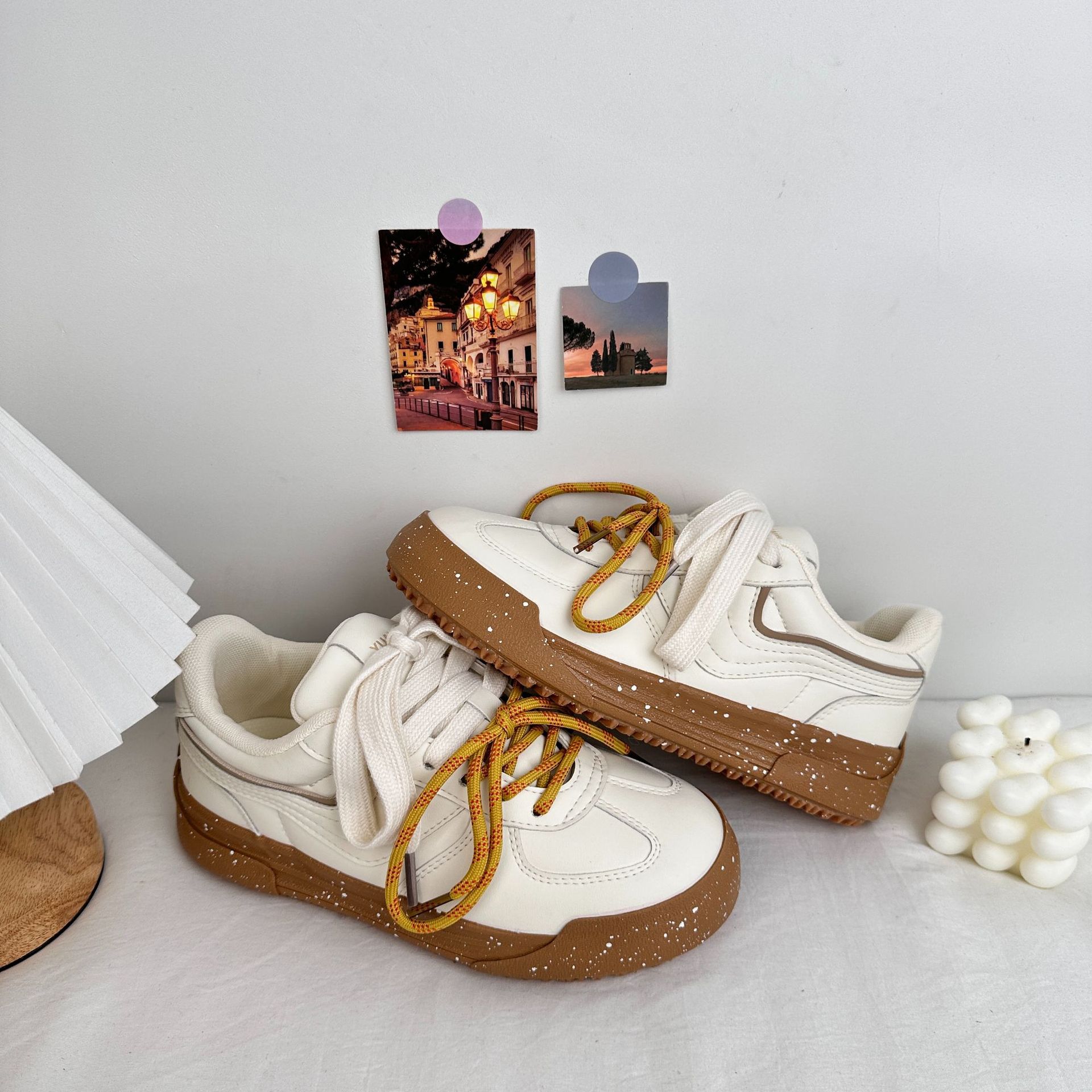 Yuanbo 2025 primavera nuevas zapatillas de deporte para estudiantes de suela gruesa deportes y ocio versión coreana de todo fósforo zapatos blancos zapatos de lona cabello femenino