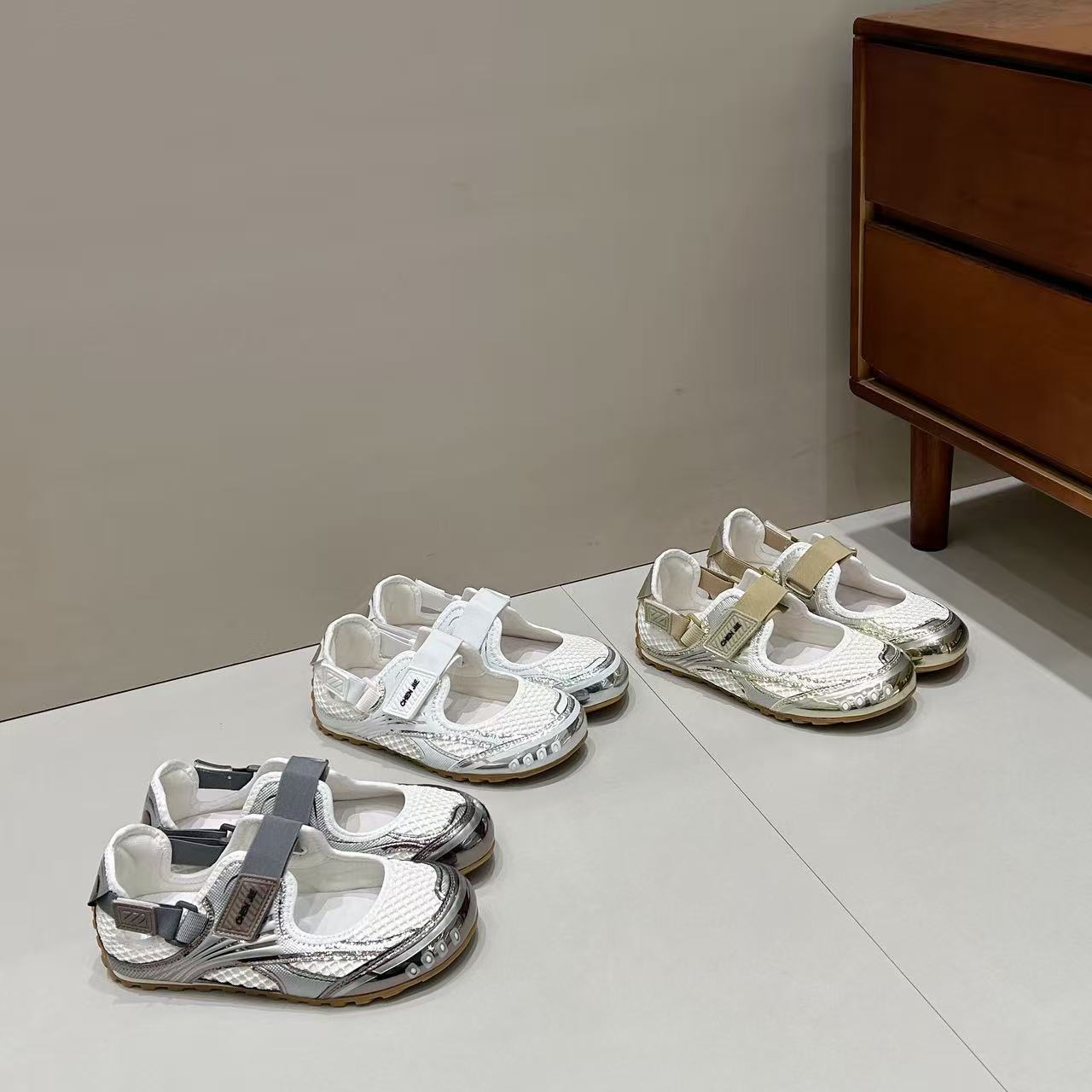 Genuine leather combined with mesh breathable Velcro sports Mary