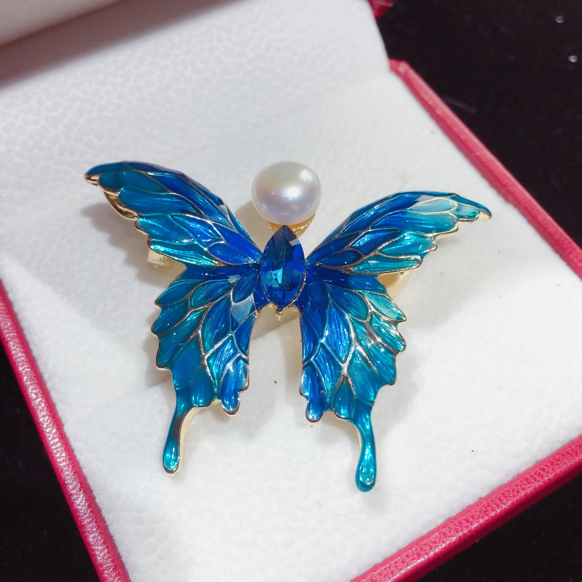 Exquisite sapphire blue butterfly natural pearl brooch freshwater pearl women's corsage gift high-end clothing wholesale