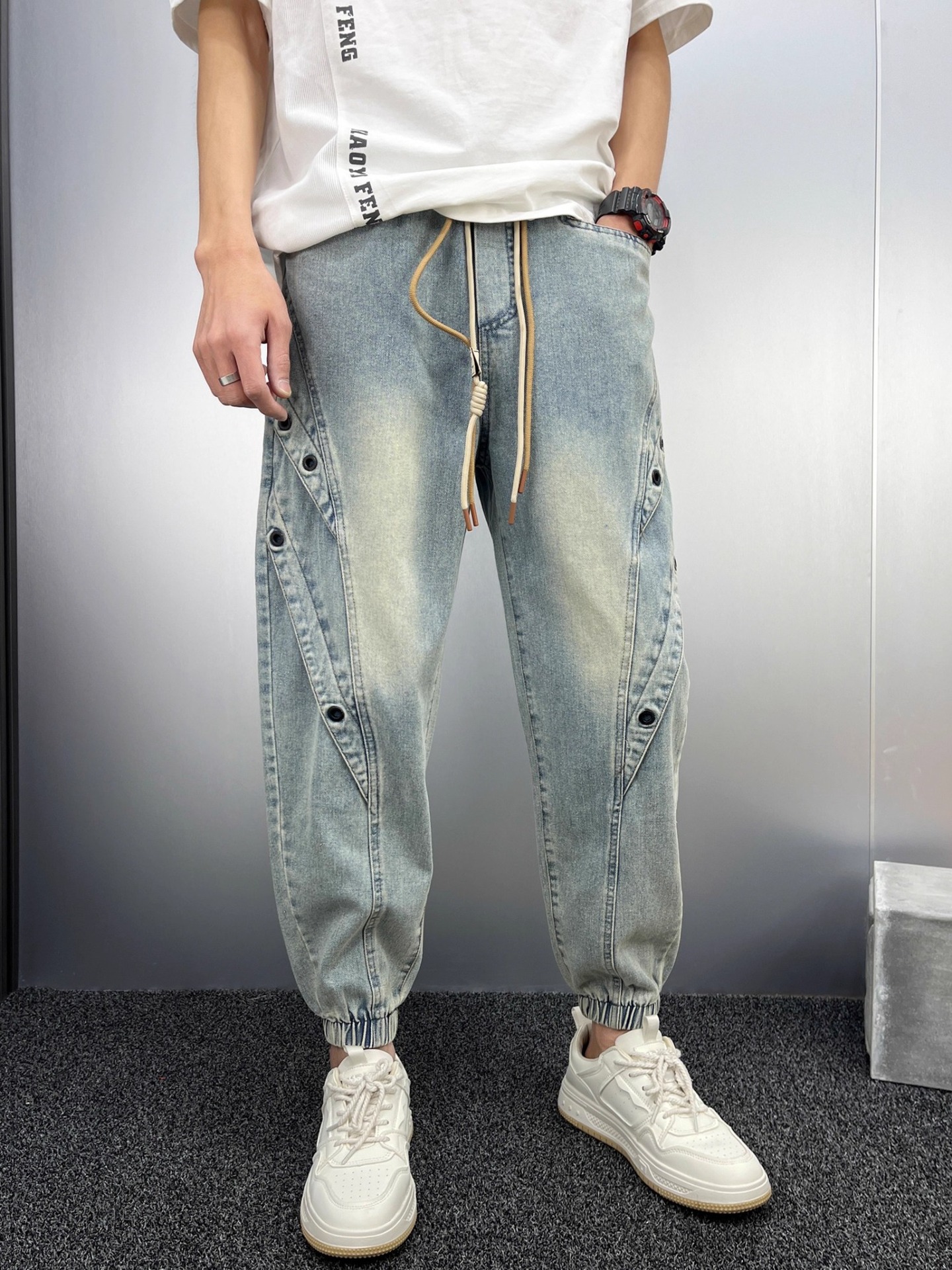 Men's Slim Fit Distressed Denim Jeans With Patchwork And Cuffs_voghion.com