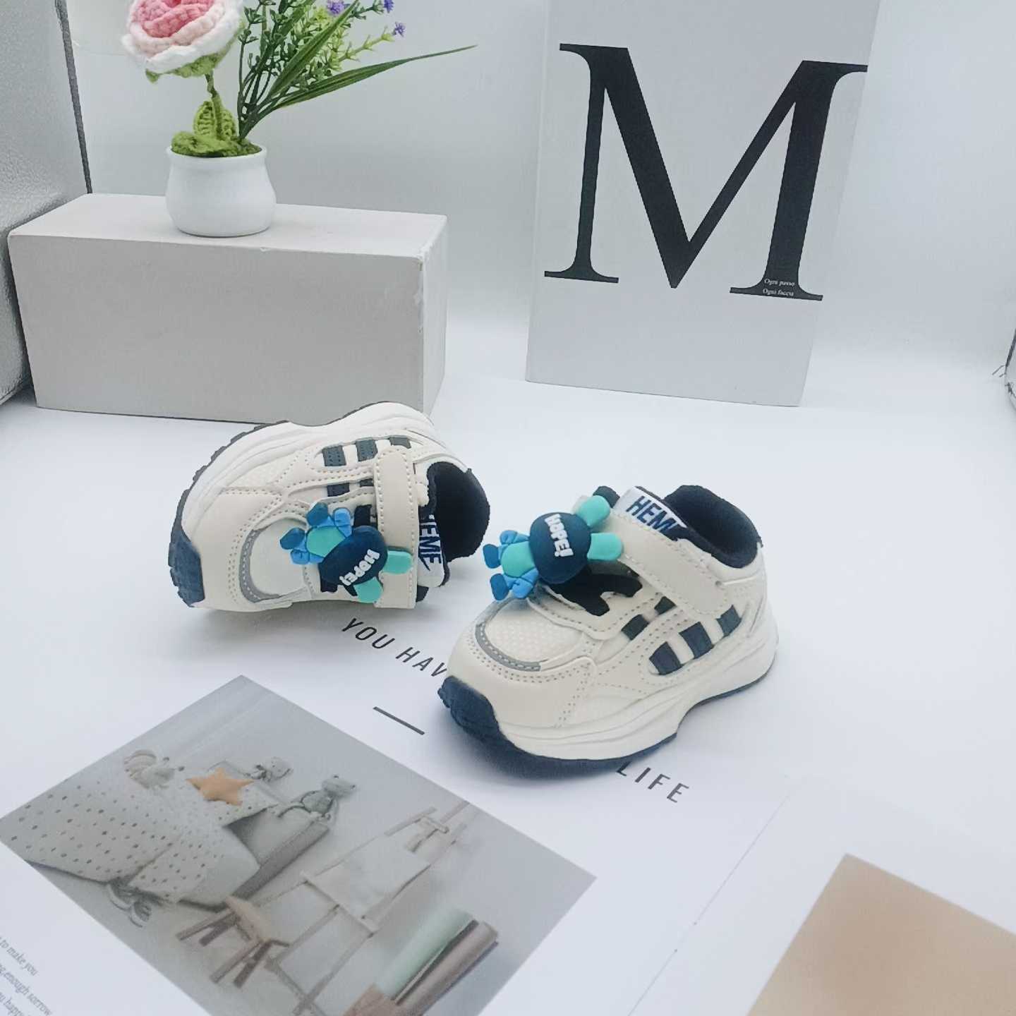 Zapatos infantiles de algodón de vello para niños y zapatos deportivos de invierno 2025 zapatos de algodón calientes para bebés