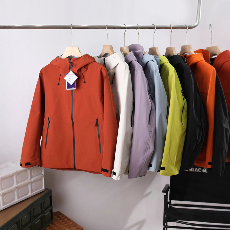 Autumn and Winter Couple Style Outdoor Mountain Style Water-Repellent Seamless Laminated Mountaineering Hard Shell Casual Jacket with down Liner