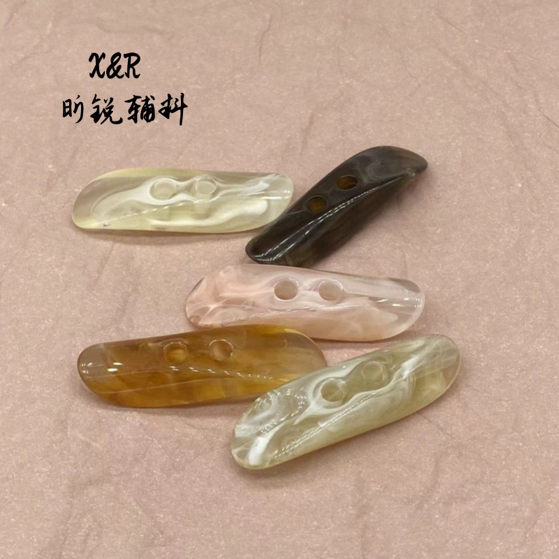 新款花纹亚克力牛角两孔纽扣斜角休闲风 大衣棉服羽绒外套 装饰扣