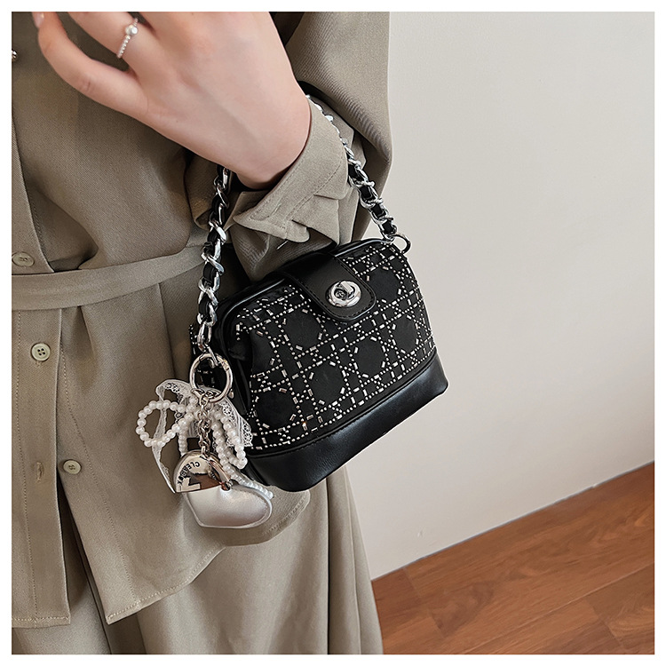Summer bag: Women's hot diamond lock chain hand-held bucket bag 2025 New style denim blue single-shoulder fashionable crossbody bag undefined