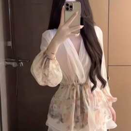 法式V领碎花雪纺长袖连衣裙女早春性感纯欲绝美气质收腰蓬蓬裙子