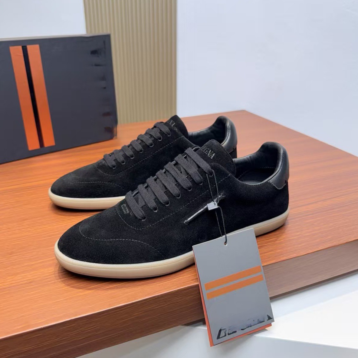 Estación europea nueva suela gruesa zapatos deportivos de hombre zapatos de cabeza redonda zapatos de negocios zapatos de cuero casuales de alta gama zapatos blancos pequeños
