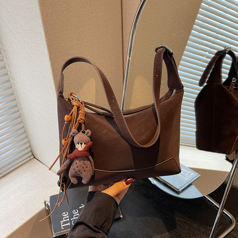 Bolsa retro esmaltada de alta sensación de mujer super caliente bolso de hombro bajo la axila 2025 nuevo invierno ocio mochila de viaje