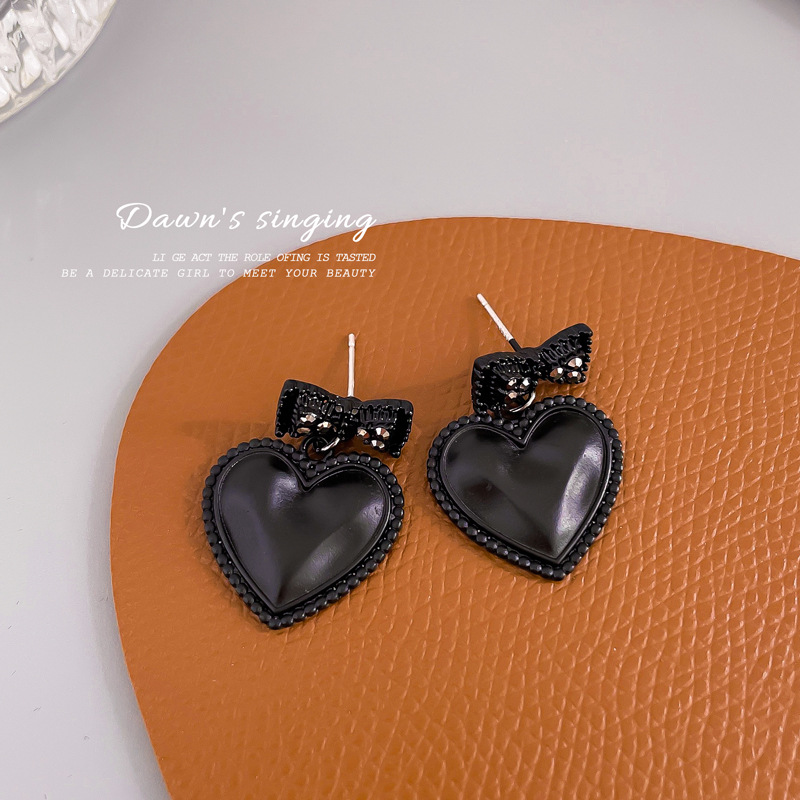 Black Retro Bow Heart Copper Earrings Wholesale Nihaojewelry display picture 1