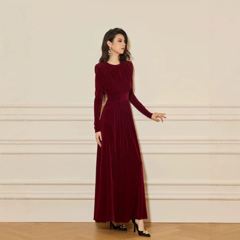 Burgundy velvet long-sleeved dress for women, featuring a French-style cinched waist, pleated design, elegant long length, and a slit, perfect as an evening gown Burgundy velvet long-sleeved dress for women, featuring a French-style cinched waist, pleated design, elegant long length, and a slit, perfect as an evening gown