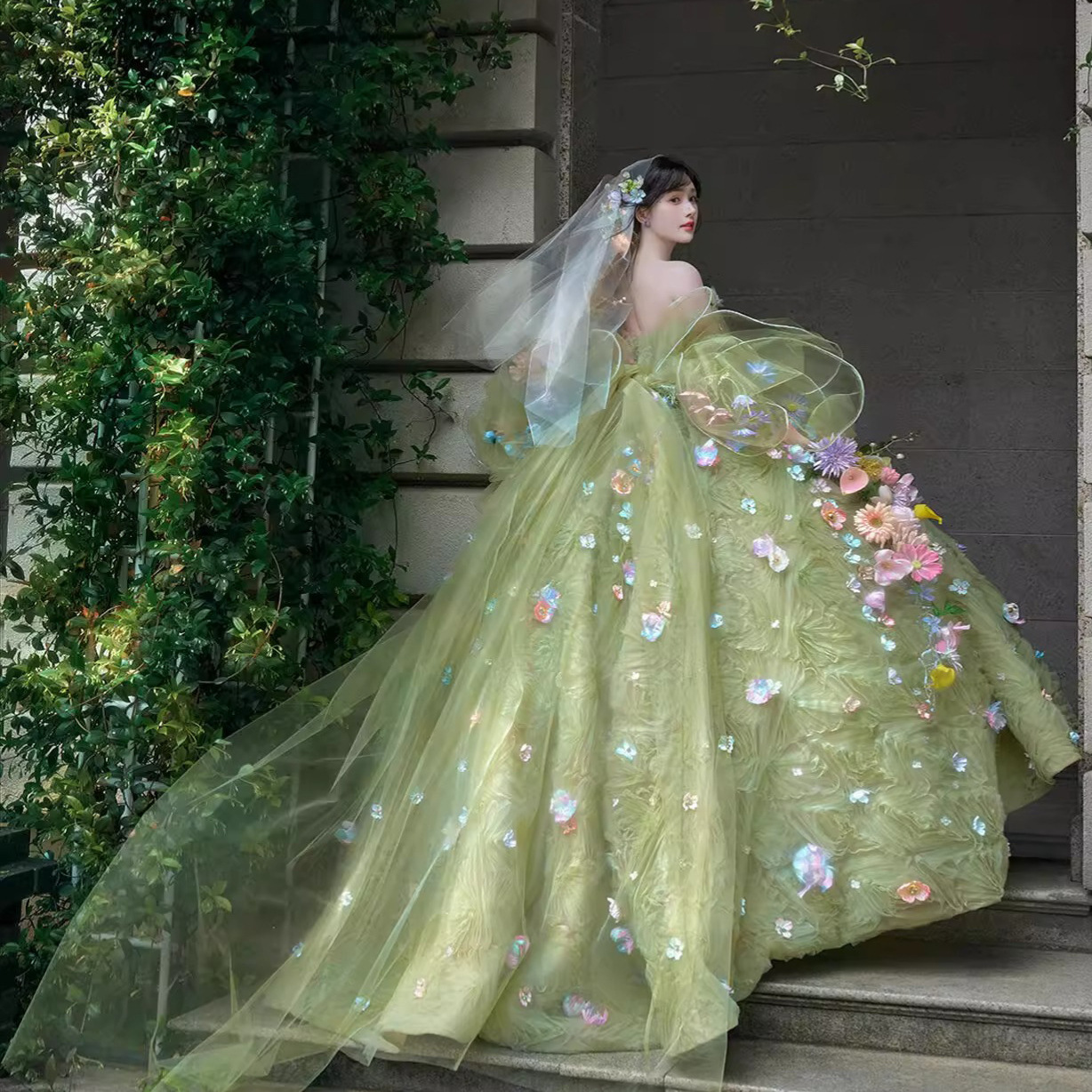 Studio photo sur le thème des fées des fleurs françaises, séance photo en costume de voyage coréen, robe de mariée légère style forêt verte_voghion.com