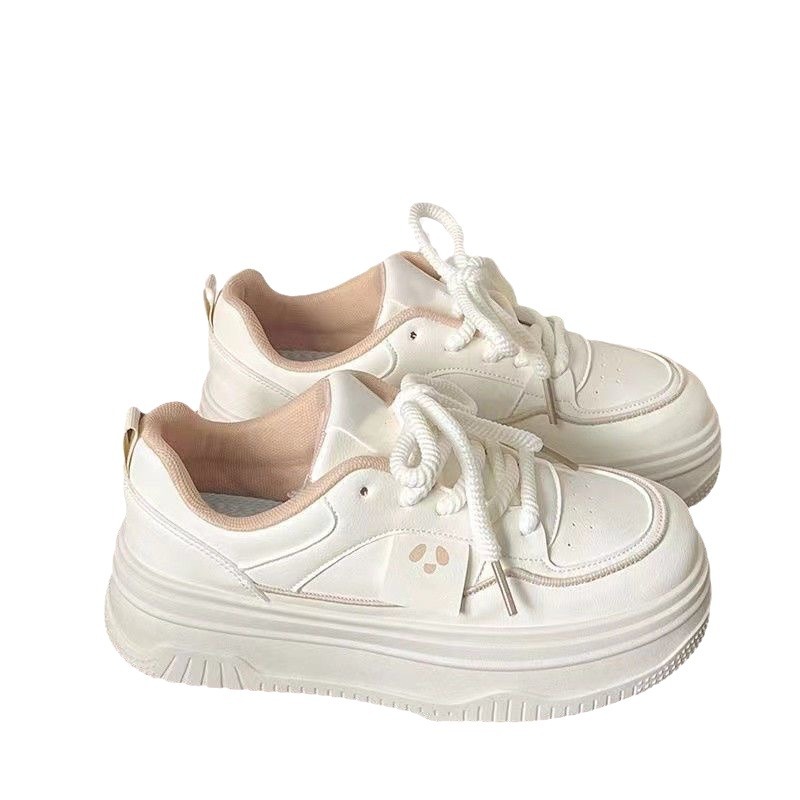 Aumentar la altura de los zapatos blancos de primavera y verano 2025, nuevos zapatos de estilo coreano para estudiantes de alto valor retrógrado de estilo de Hong Kong.