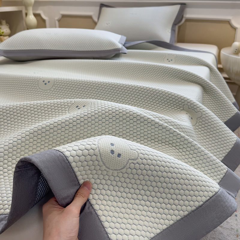 Summer A-Class Maternal and Infant Grade Cartoon Bear Ice Silk Cooling Mat, Machine Washable Fitted Sheet Style Air-Conditioned Soft Mat