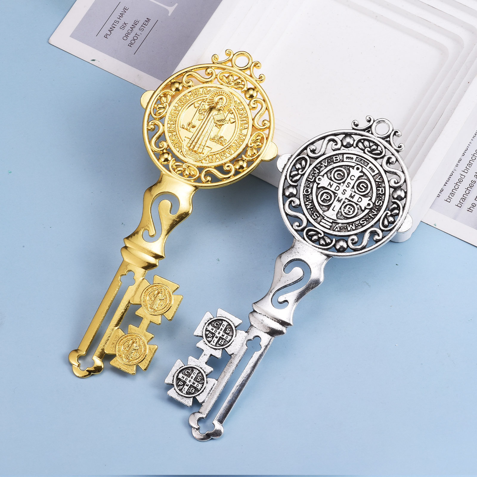 Colgante en forma de llave grande de San Benito de aleación transfronteriza