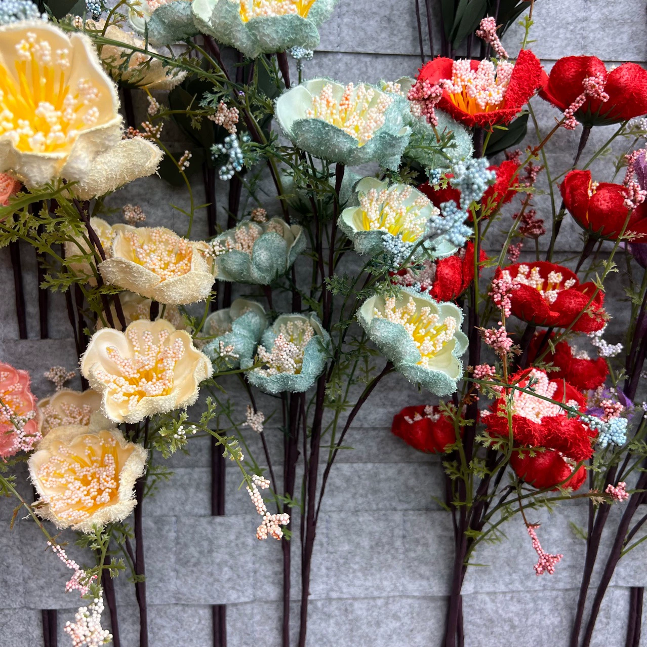 Искусственные цветы: букет с акцентами в виде бабочек для декора дома, имитация азалии оптом для свадеб и украшения интерьера.