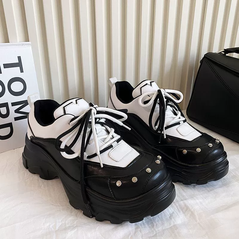 Мужские летние кроссовки 2025 года, модные, на толстой подошве, с эффектом увеличения роста, в стиле "dad shoes", с заклепками, универсальные, нишевые, кожаные, стильные.