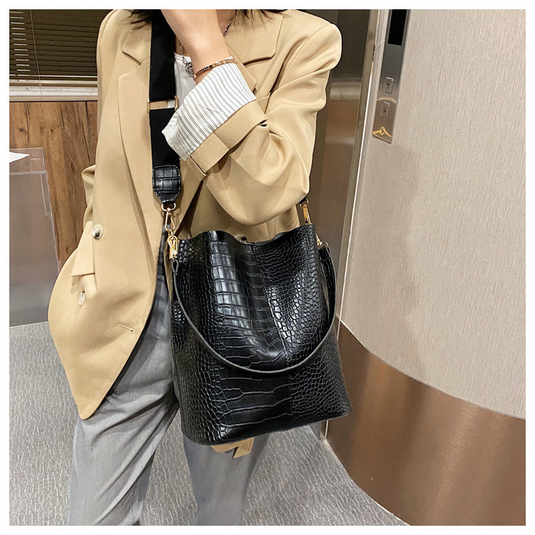 Women's Small Pu Leather Solid Color Crocodile Fashion Bucket String Bucket Bag display picture 7