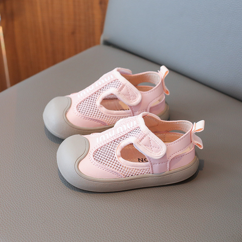 Zapatos para bebés para niños, malla para niñas, zapatos para niños pequeños Baotou transpirables, nuevos zapatos de playa casuales para niños de verano 2025