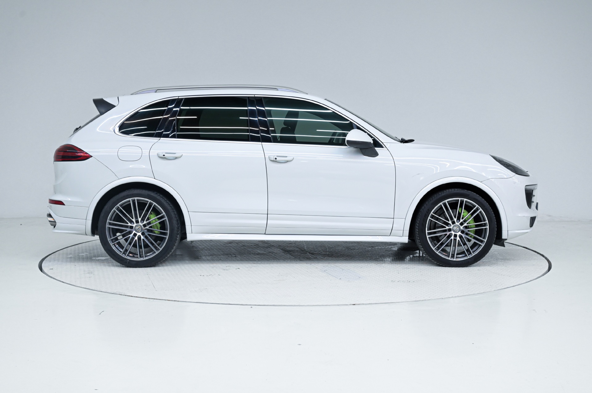 Applicable to 11-17 cayenne 958 platinum version wheel eyebrow assembly (wheel eyebrow cover plate pockmarked surface, can not be painted)